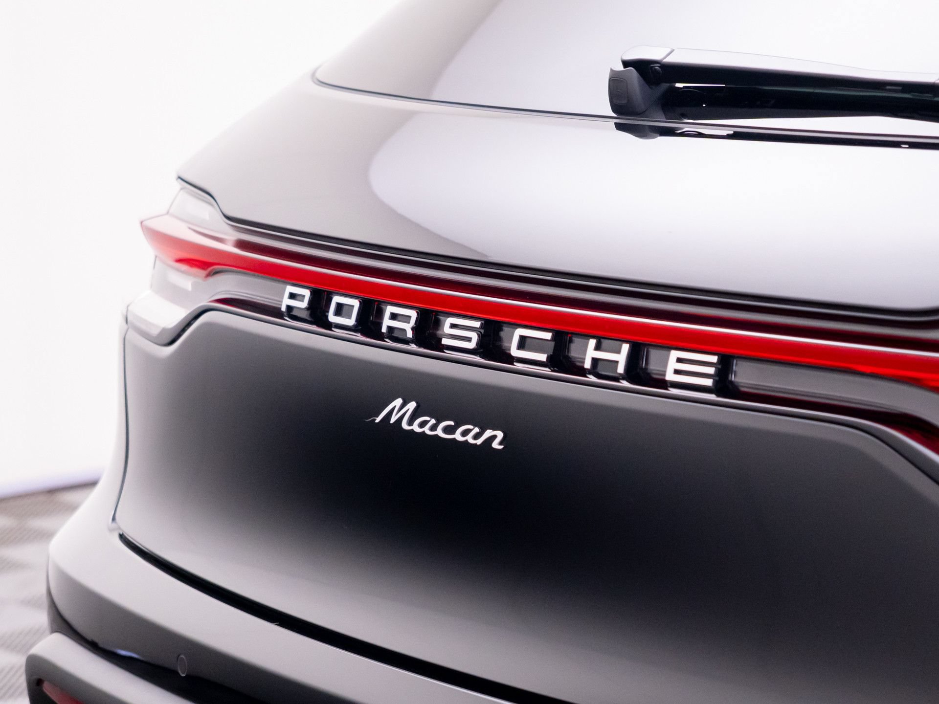 Certified 2025 Porsche Macan AWD/4WD image 33