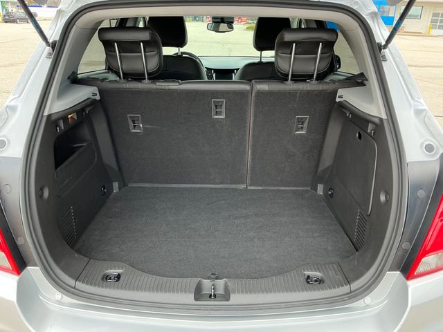 Used 2022 Chevrolet Trax LT w/ LT Convenience Package image 14