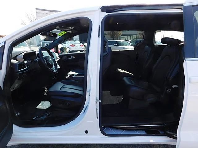 Used 2025 Chrysler Pacifica Select FWD image 11