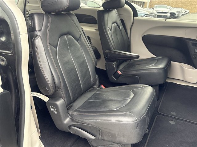 Used 2018 Chrysler Pacifica Touring-L Plus FWD image 26