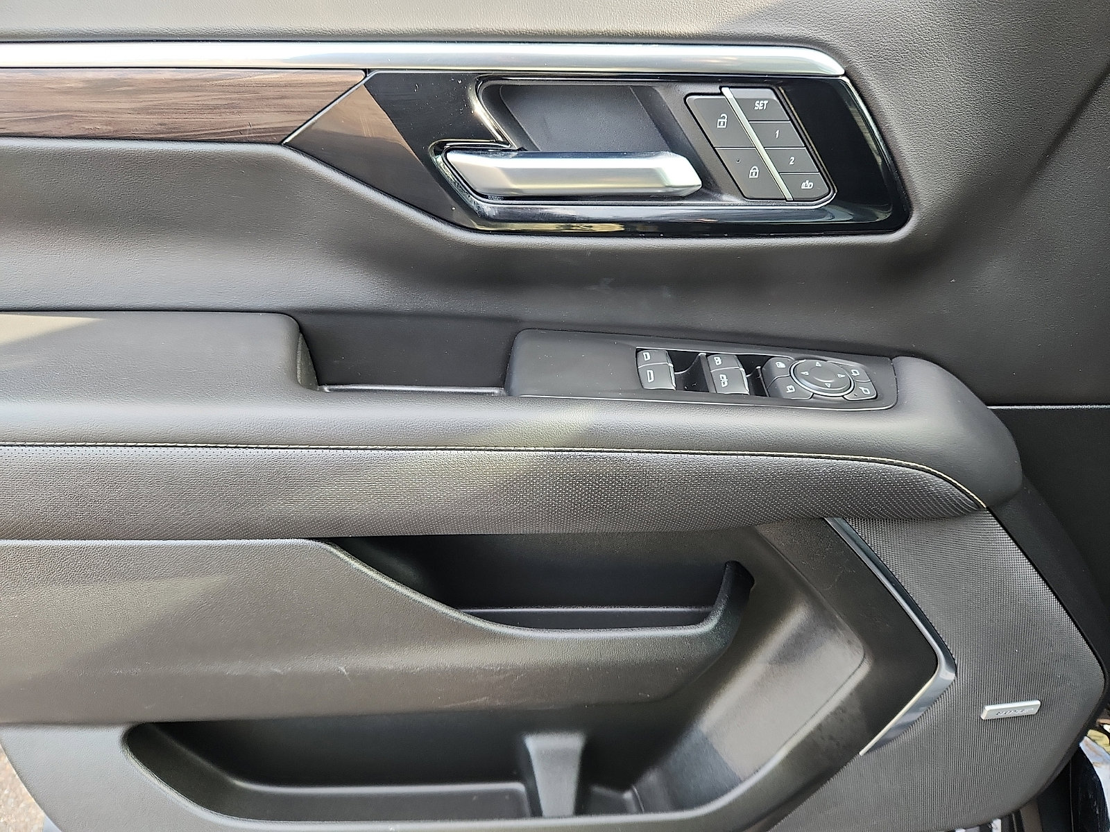 Used 2025 Chevrolet Suburban Premier image 15