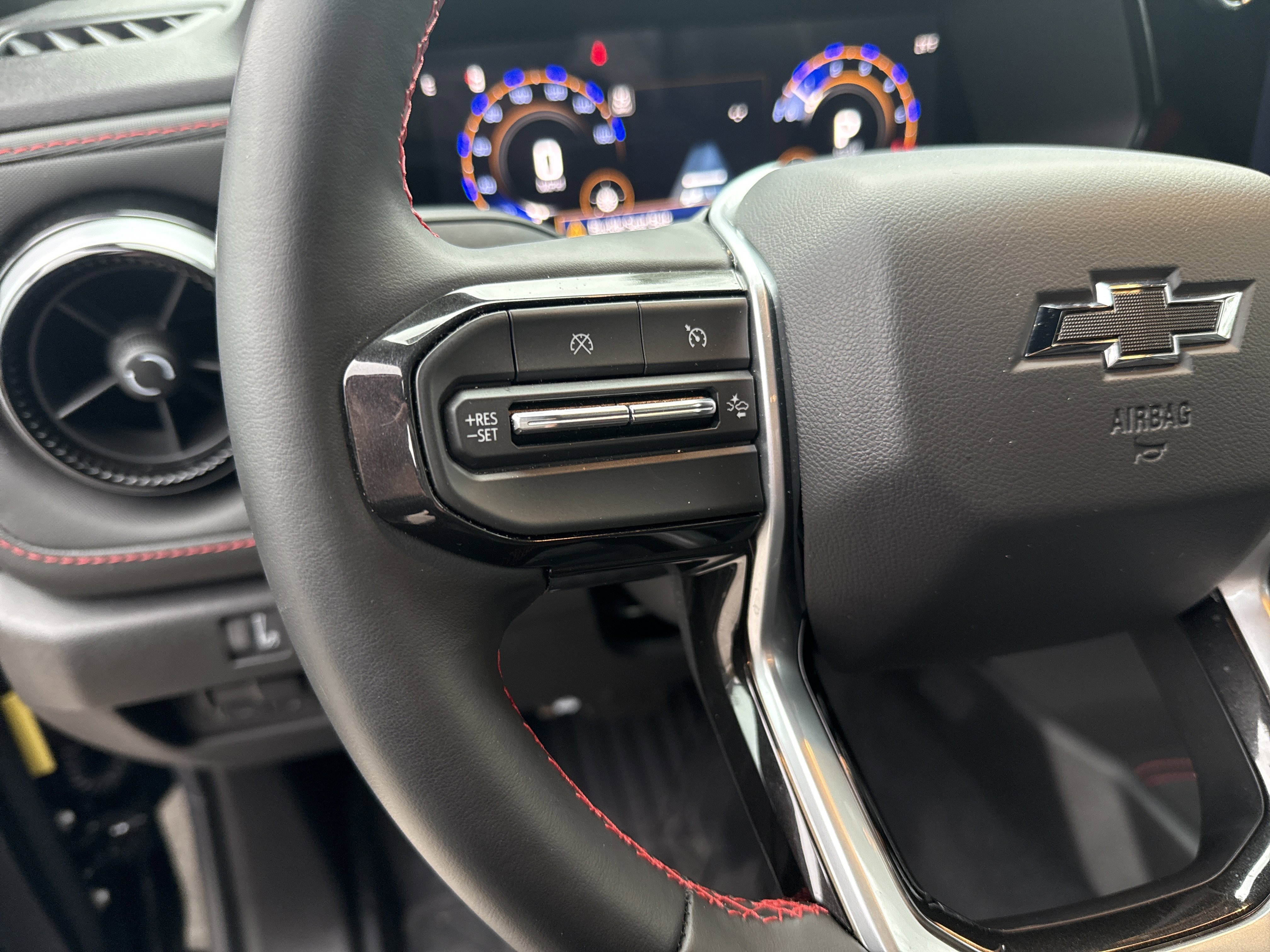 Used 2025 Chevrolet Colorado Z71 w/ Midnight Edition image 15