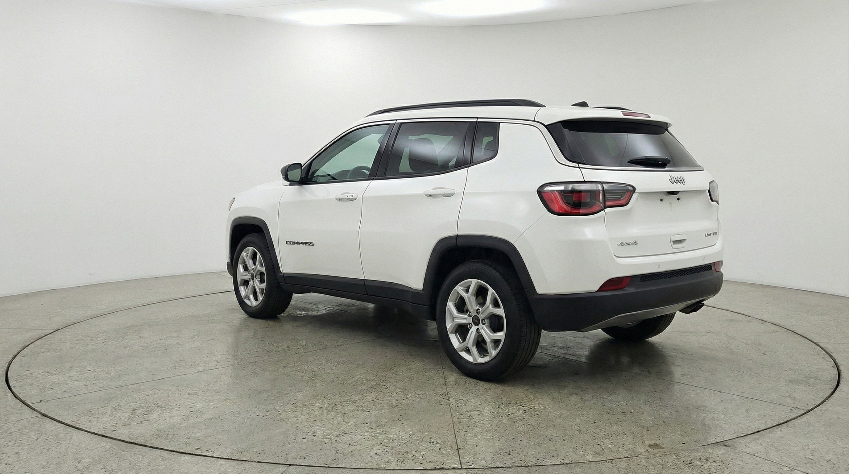 Used 2025 Jeep Compass Latitude AWD/4WD image 6