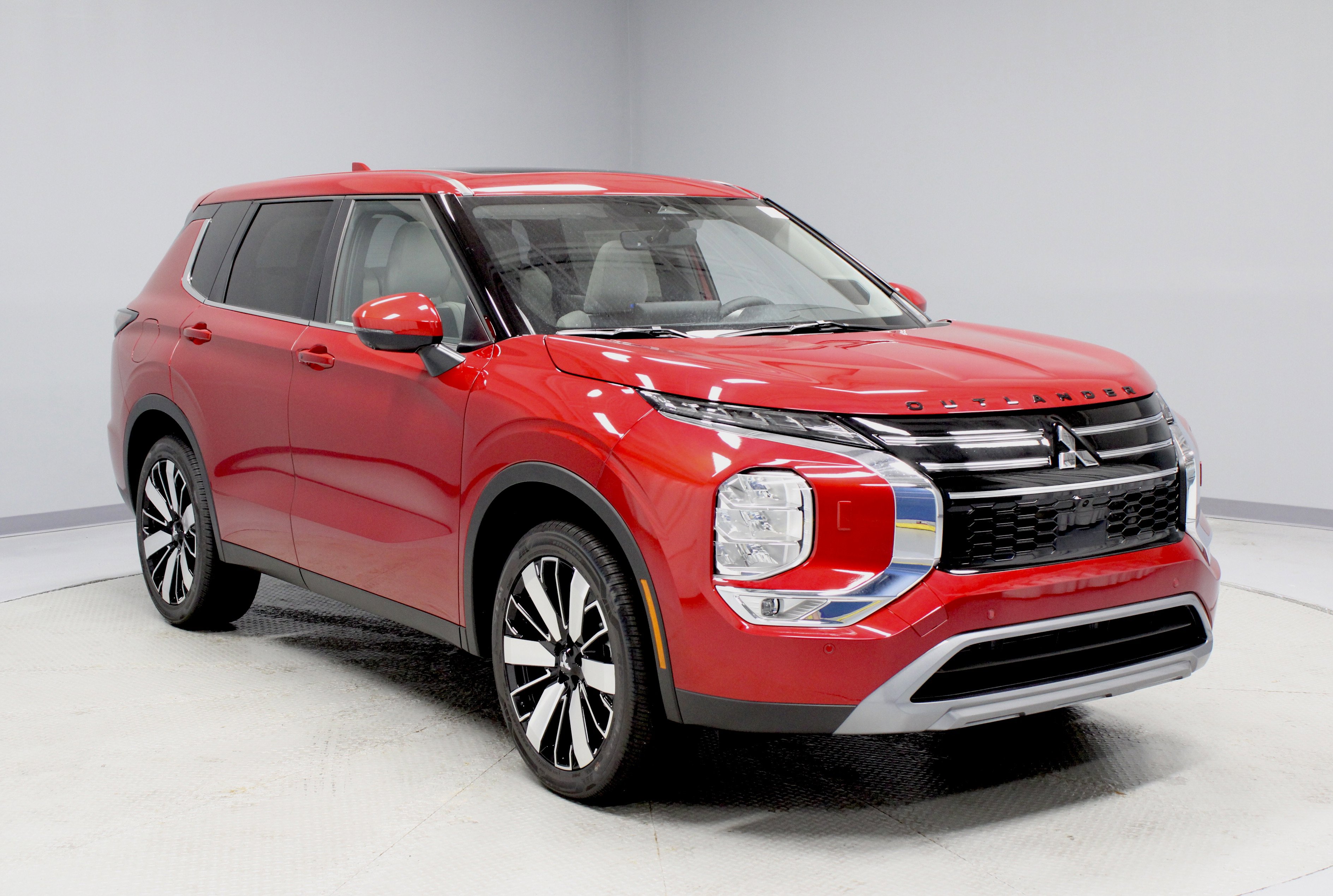 New 2025 Mitsubishi Outlander SE image 2