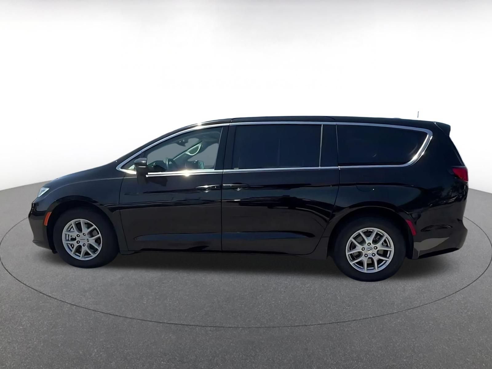 Used 2024 Chrysler Pacifica Touring-L FWD image 8