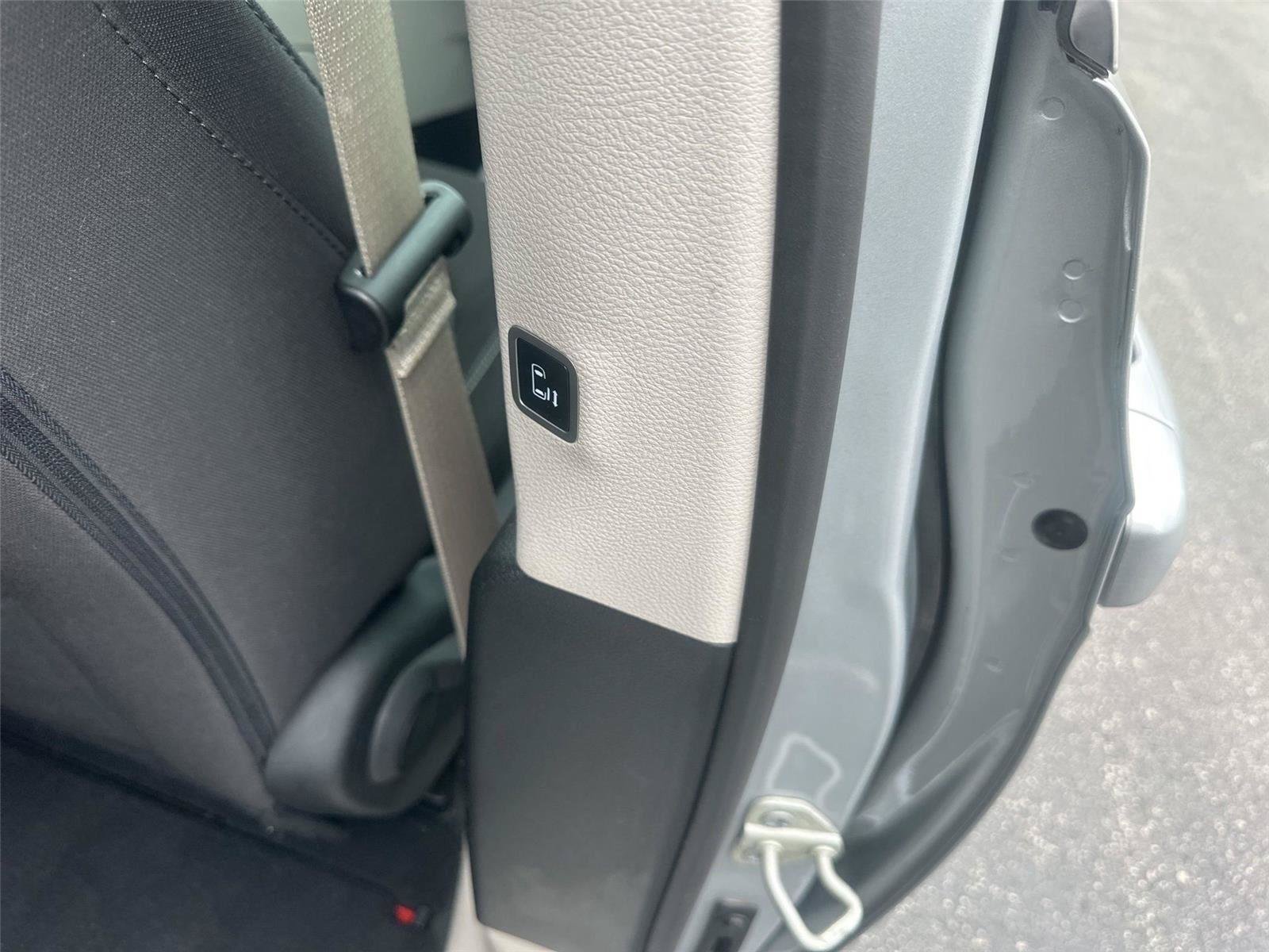 Used 2024 Chrysler Voyager LX FWD image 14
