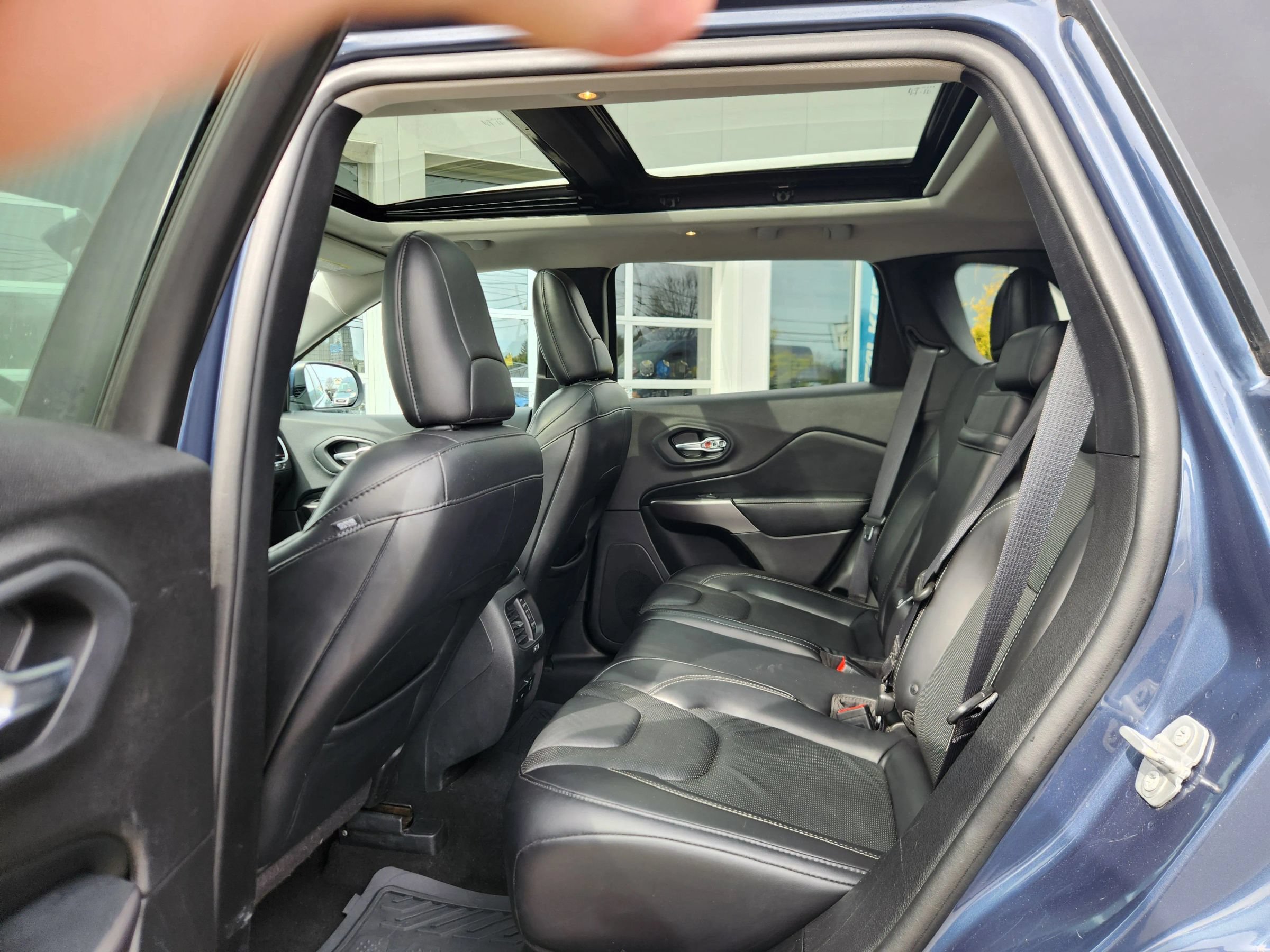 Used 2019 Jeep Cherokee Limited AWD/4WD image 41