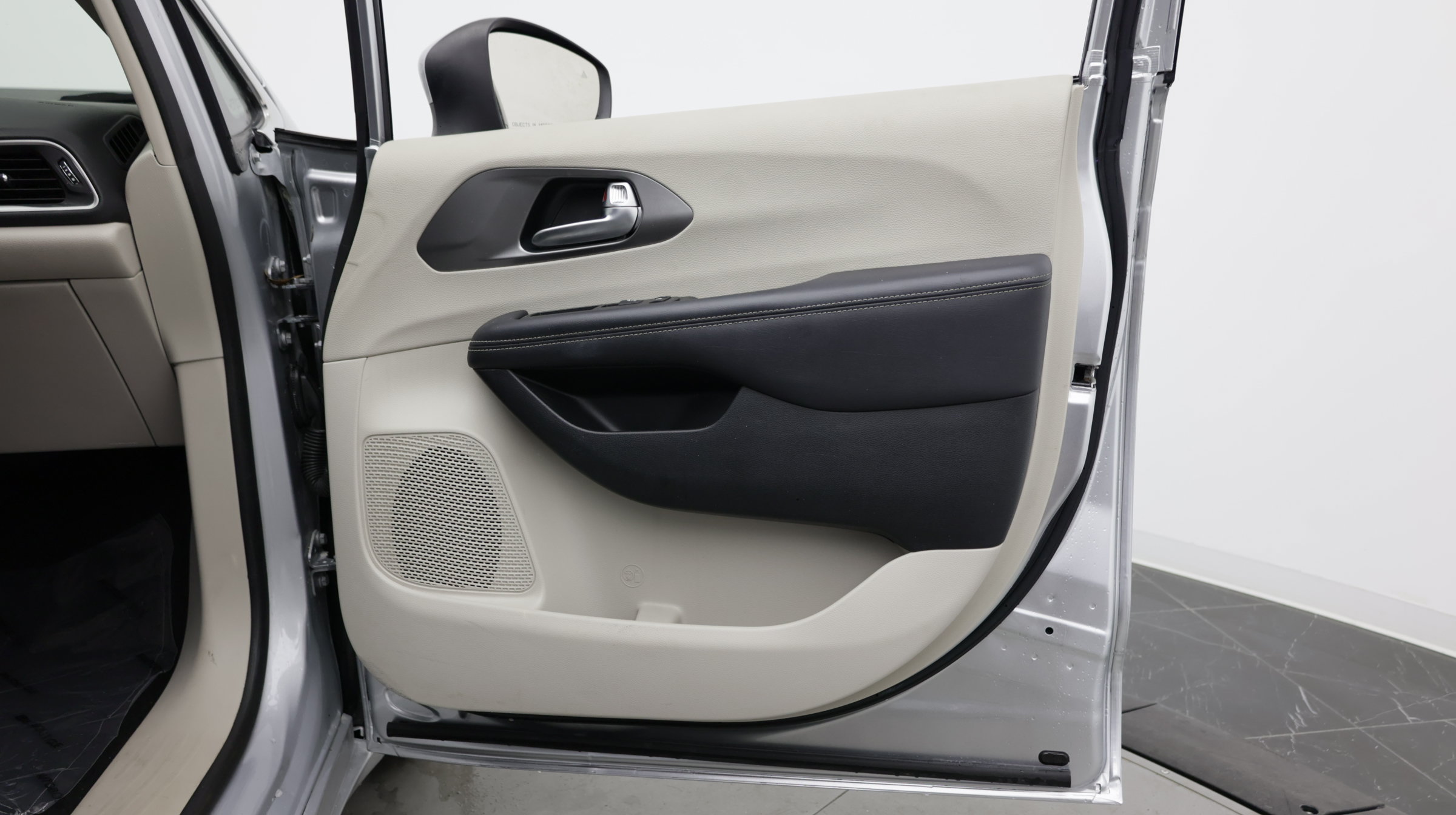 Used 2023 Chrysler Pacifica Touring-L FWD image 40
