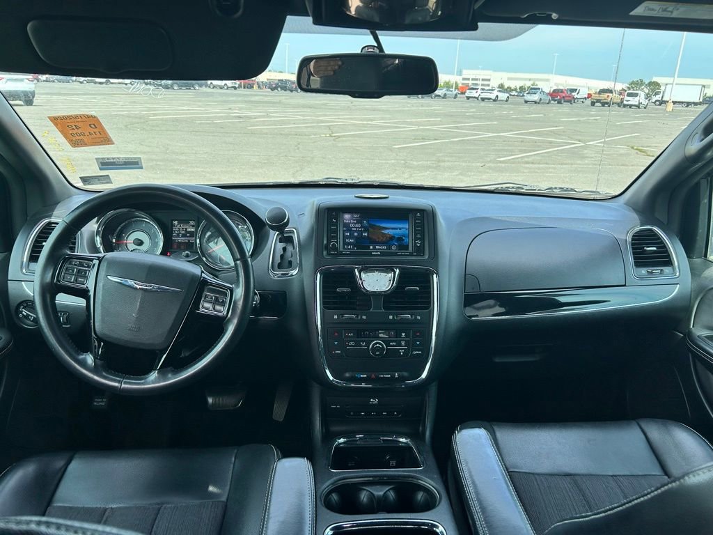 Used 2013 Chrysler Town & Country S FWD image 20