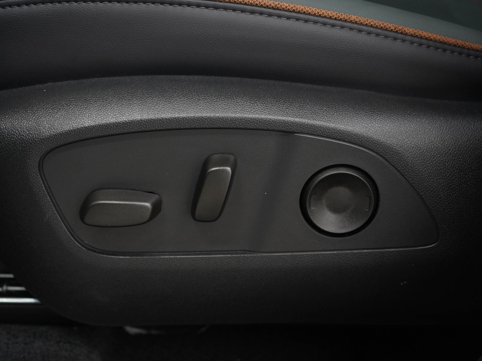 Used 2025 GMC Acadia AT4 w/ LPO, Floor Liner Package AWD/4WD image 30