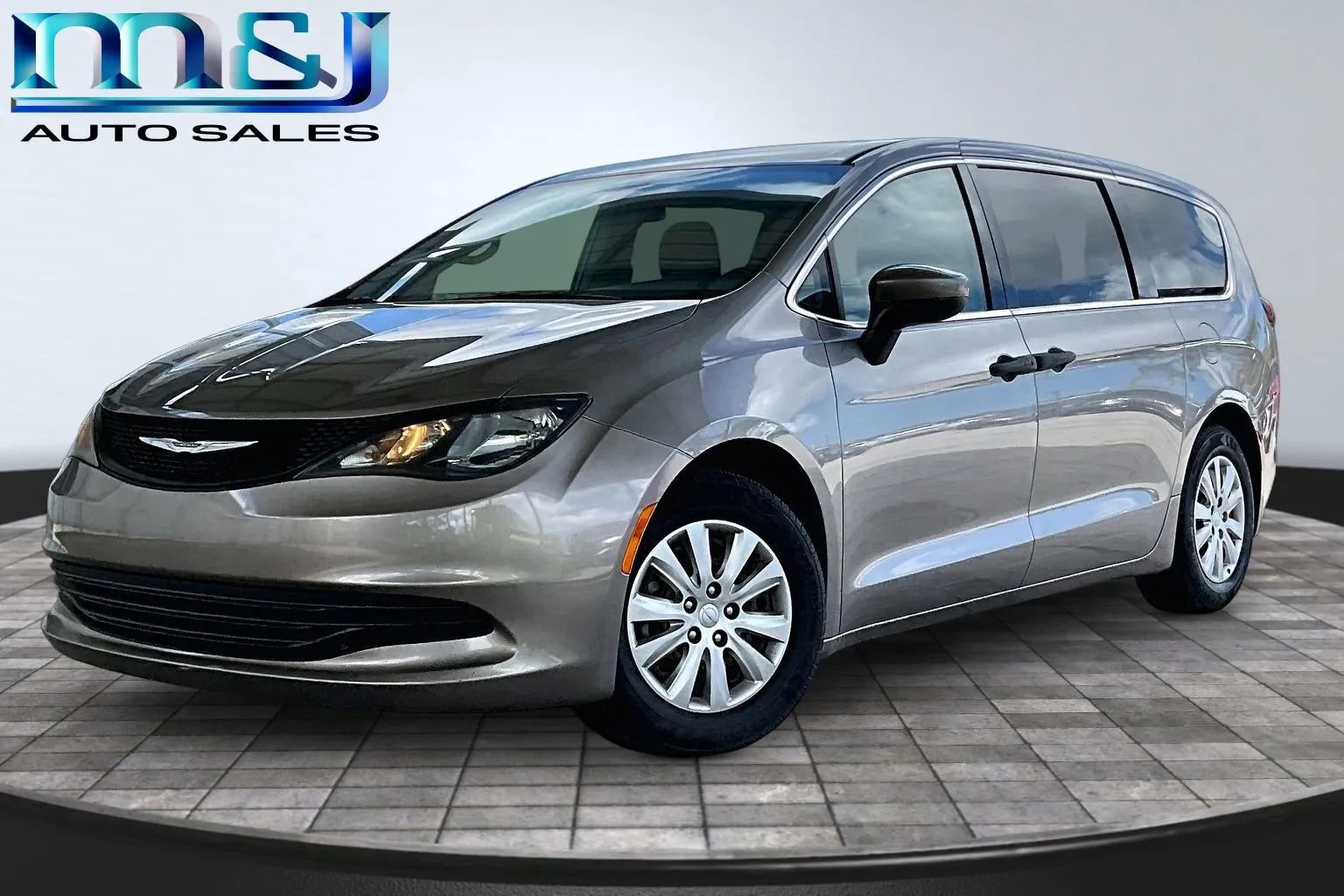 Used 2018 Chrysler Pacifica L image 1
