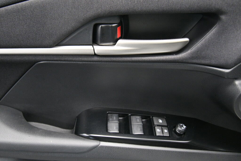 Used 2025 Toyota Camry LE image 11