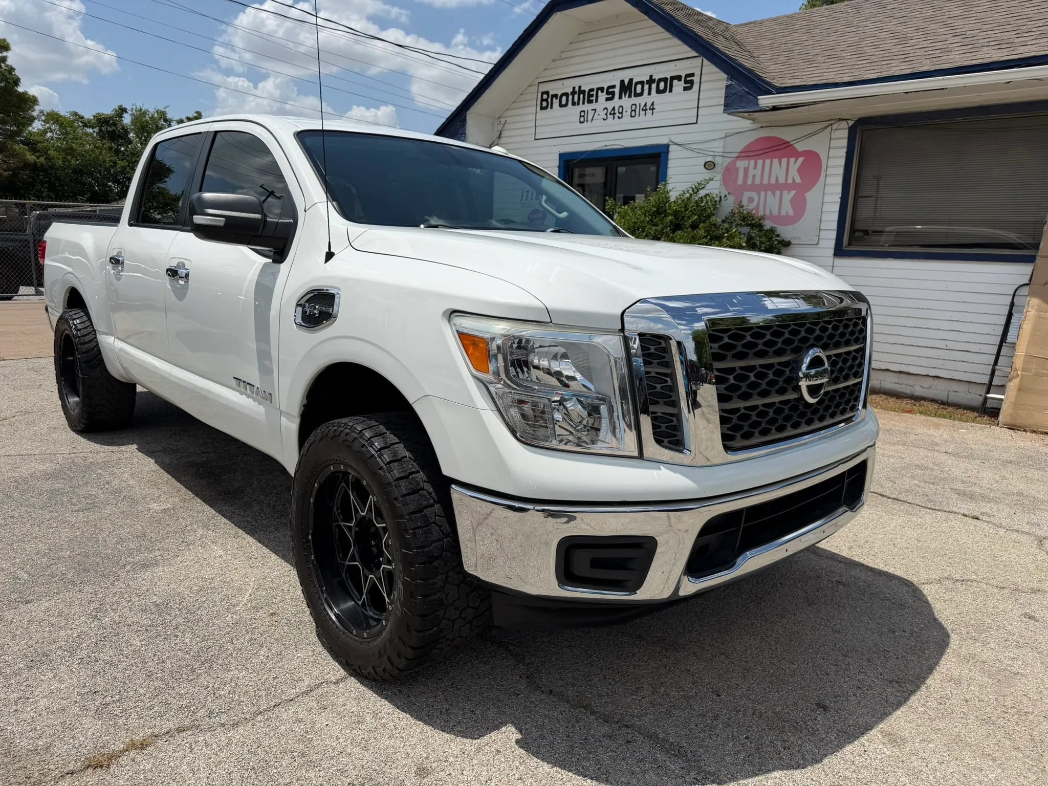 Used 2017 Nissan Titan SV RWD image 2
