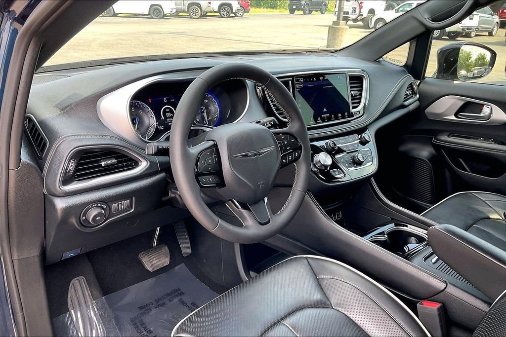 Used 2025 Chrysler Pacifica Limited FWD image 19