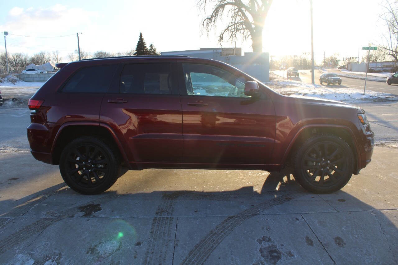 Used 2018 Jeep Grand Cherokee Altitude image 3