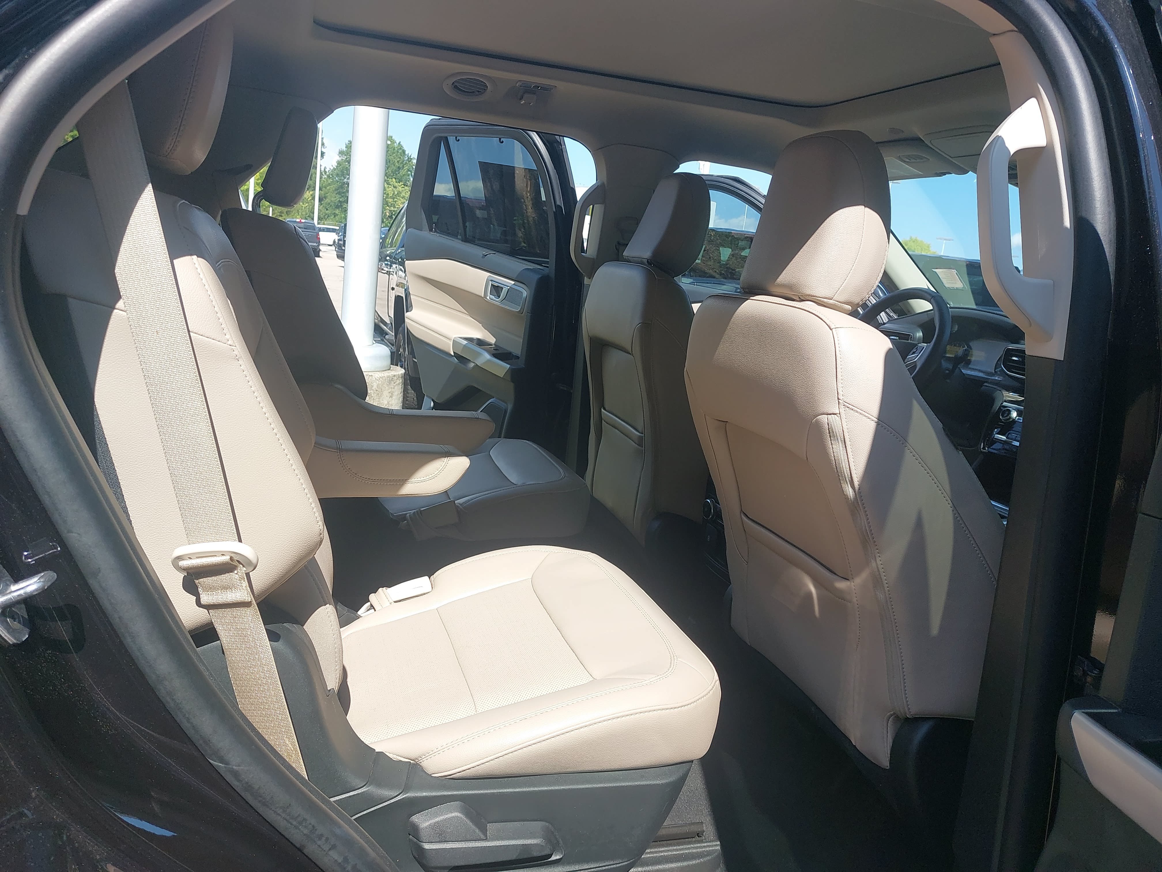 Used 2023 Ford Explorer Limited w/ Equipment Group 301A AWD/4WD image 11