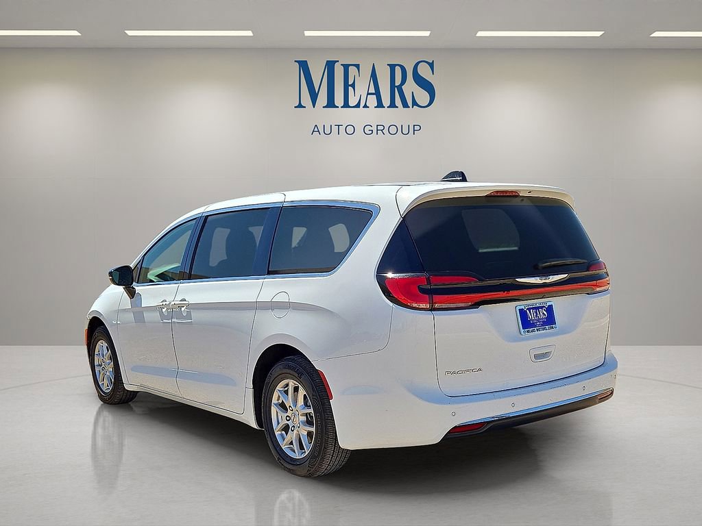 Used 2025 Chrysler Pacifica Select image 3