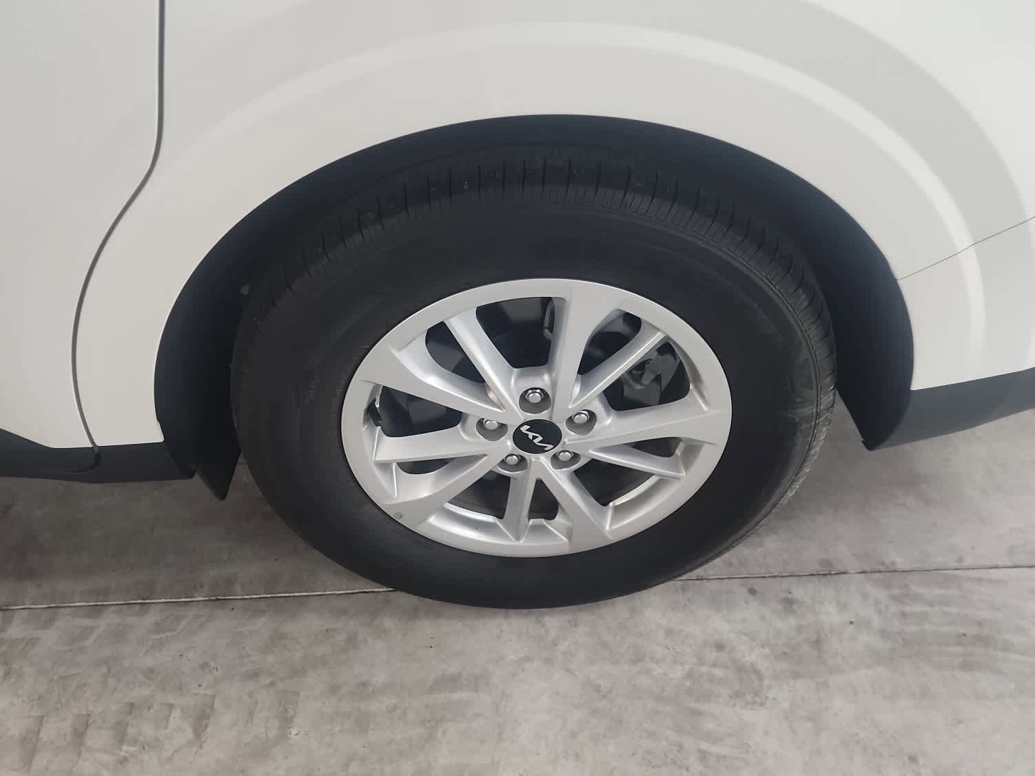Used 2024 Kia Carnival LX FWD image 11