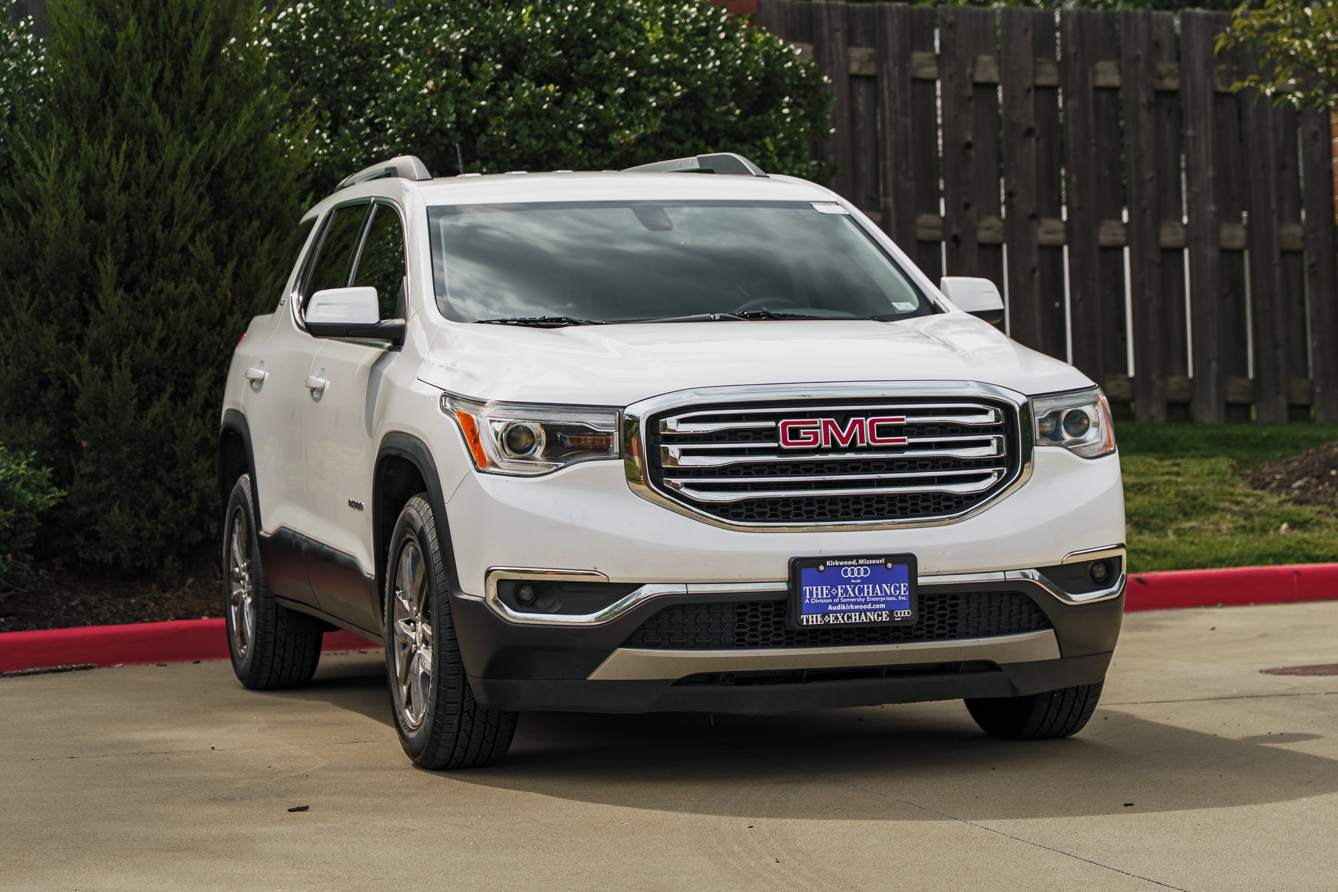Used 2019 GMC Acadia SLT AWD/4WD image 2