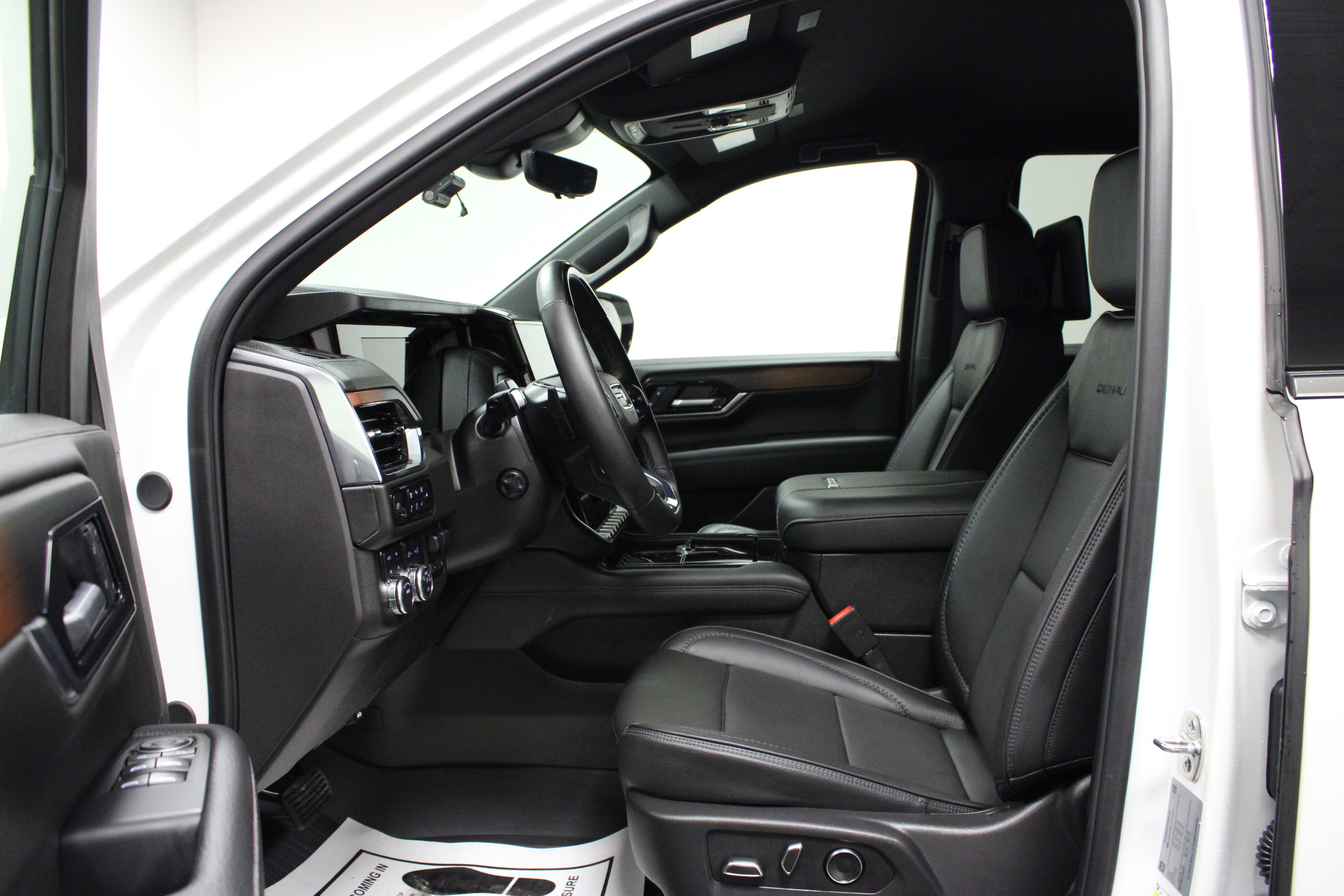 Used 2025 GMC Yukon Denali w/ Advanced Technology Package image 12