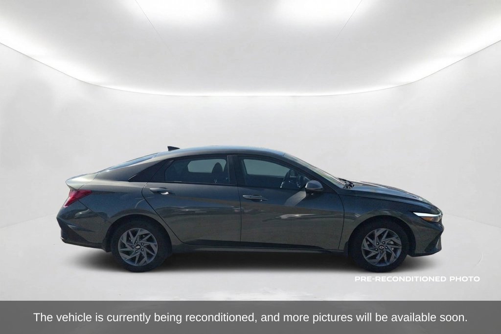 Used 2025 Hyundai Elantra Hybrid FWD image 4