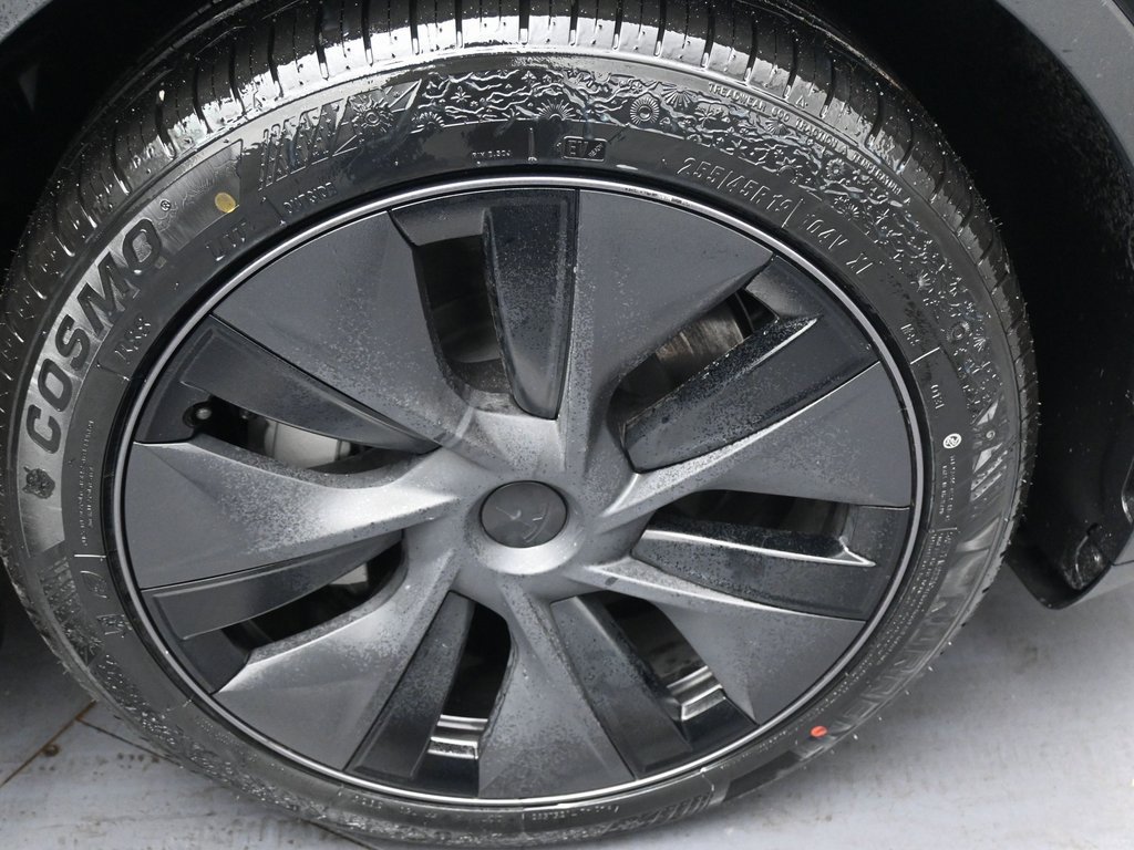 Used 2025 Tesla Model Y Long Range image 38