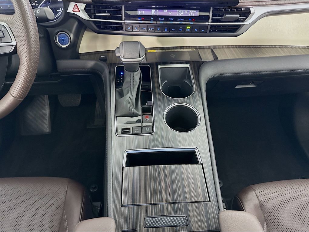 Used 2024 Toyota Sienna Platinum FWD image 40