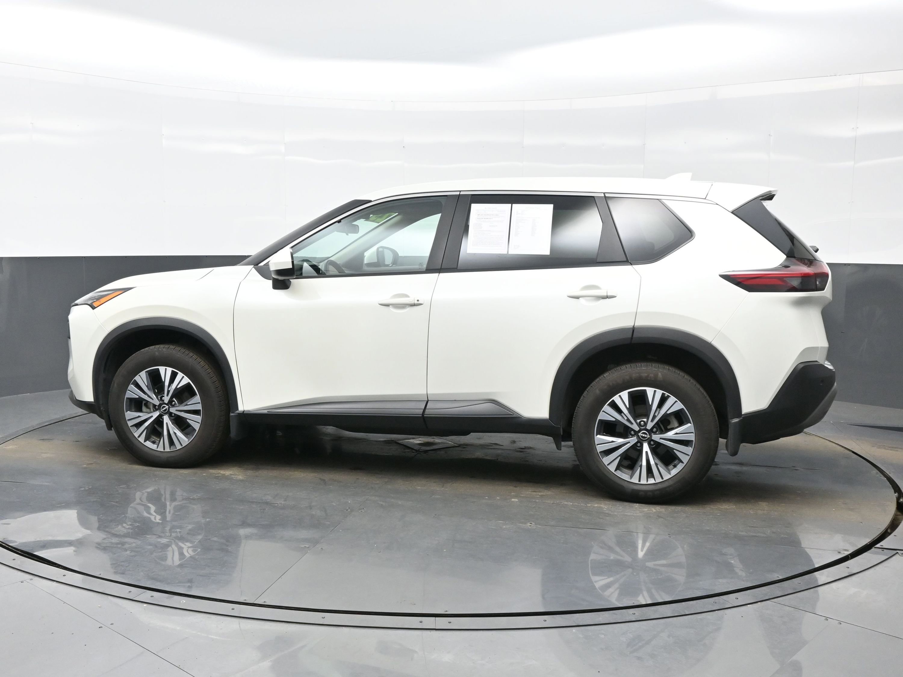Used 2023 Nissan Rogue SV image 3