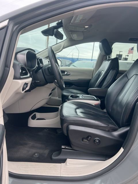 Used 2022 Chrysler Pacifica Touring-L image 21