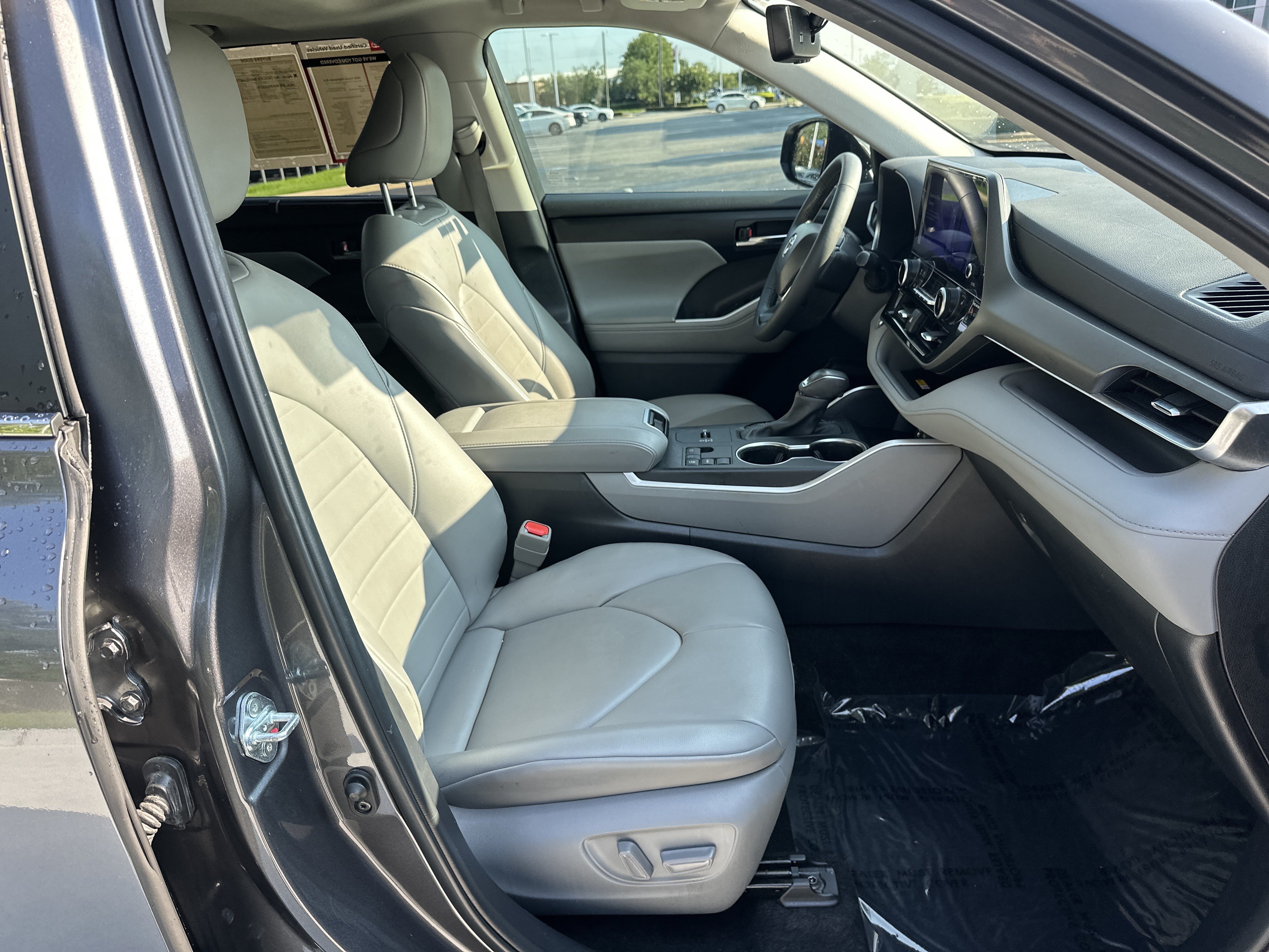Used 2024 Toyota Highlander XLE FWD image 35