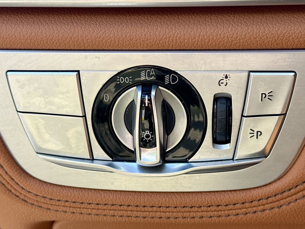 Used 2022 BMW 740i xDrive w/ Premium Package image 11