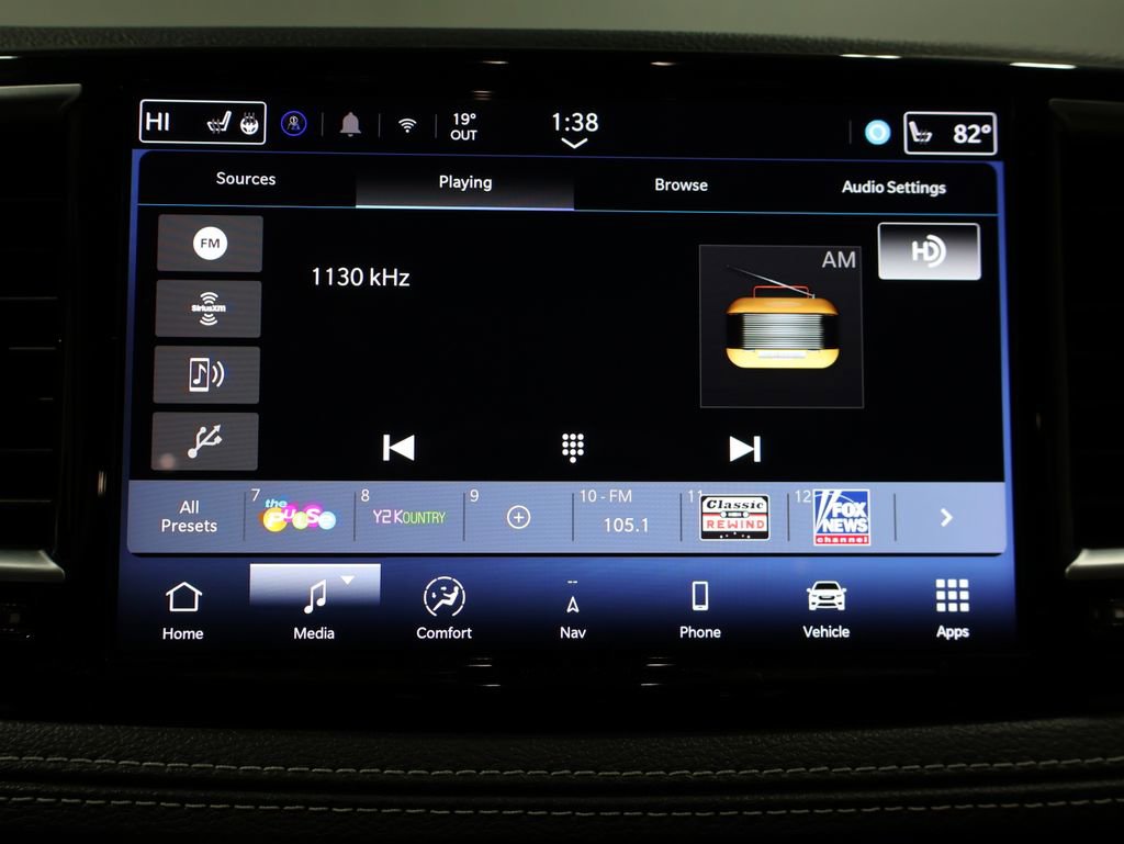 Used 2024 Chrysler Pacifica Limited image 32