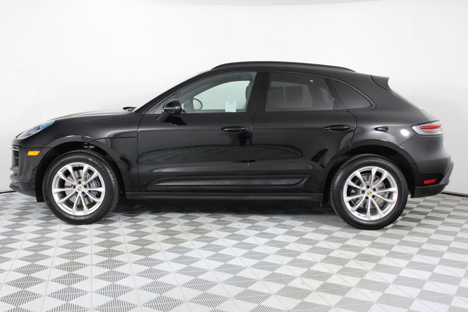 Certified 2025 Porsche Macan image 2