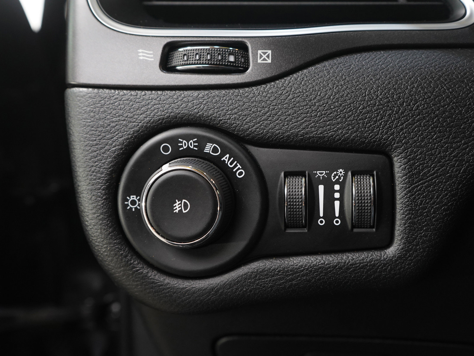 Used 2019 Jeep Cherokee Trailhawk w/ Cold Weather Group image 23
