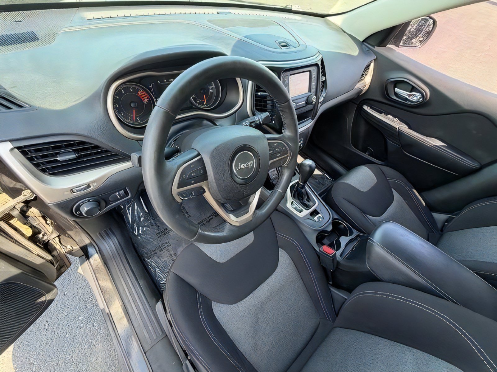 Used 2016 Jeep Cherokee Sport FWD image 14