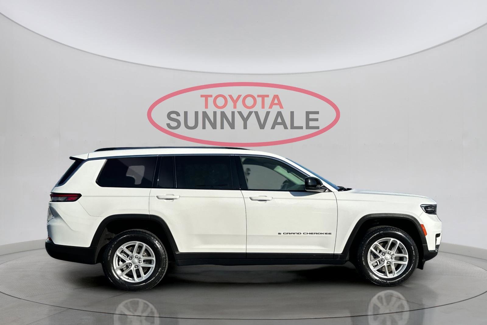Used 2023 Jeep Grand Cherokee L Laredo image 9