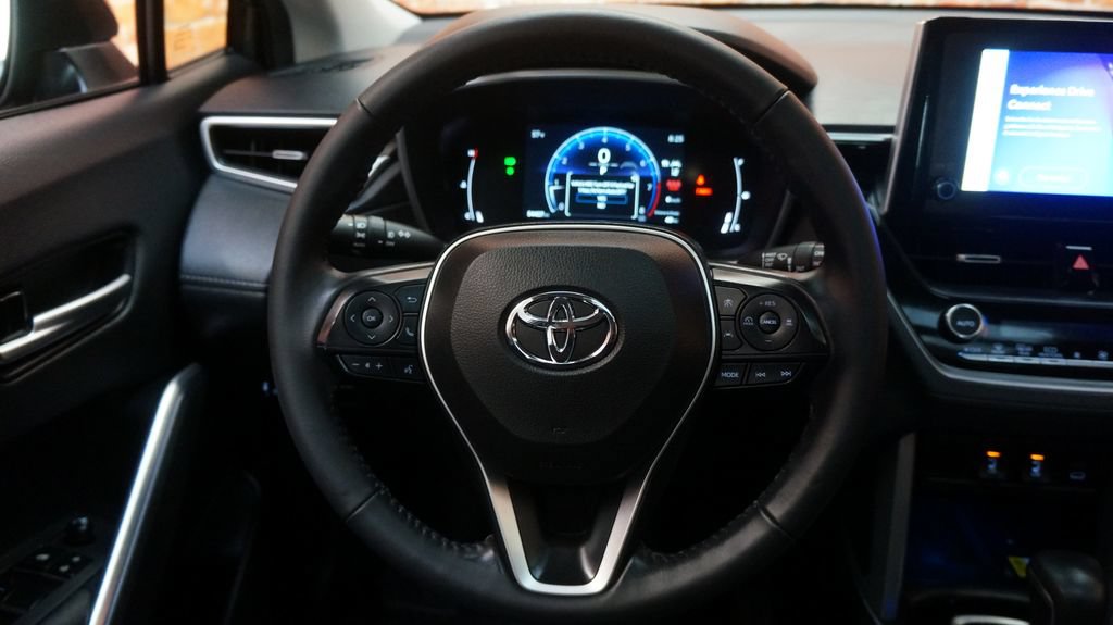 Used 2023 Toyota Corolla Cross XLE w/ Convenience Package AWD/4WD image 12
