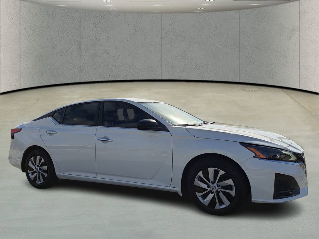 Used 2024 Nissan Altima 2.5 S image 3