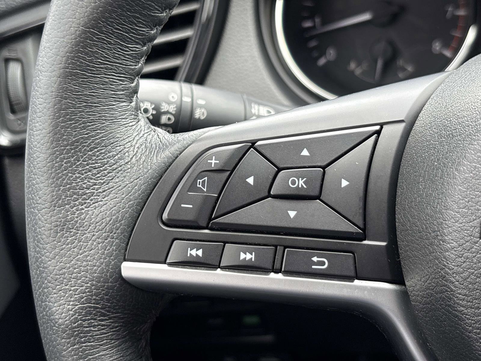 Used 2017 Nissan Rogue SV w/ SV Premium Package image 17