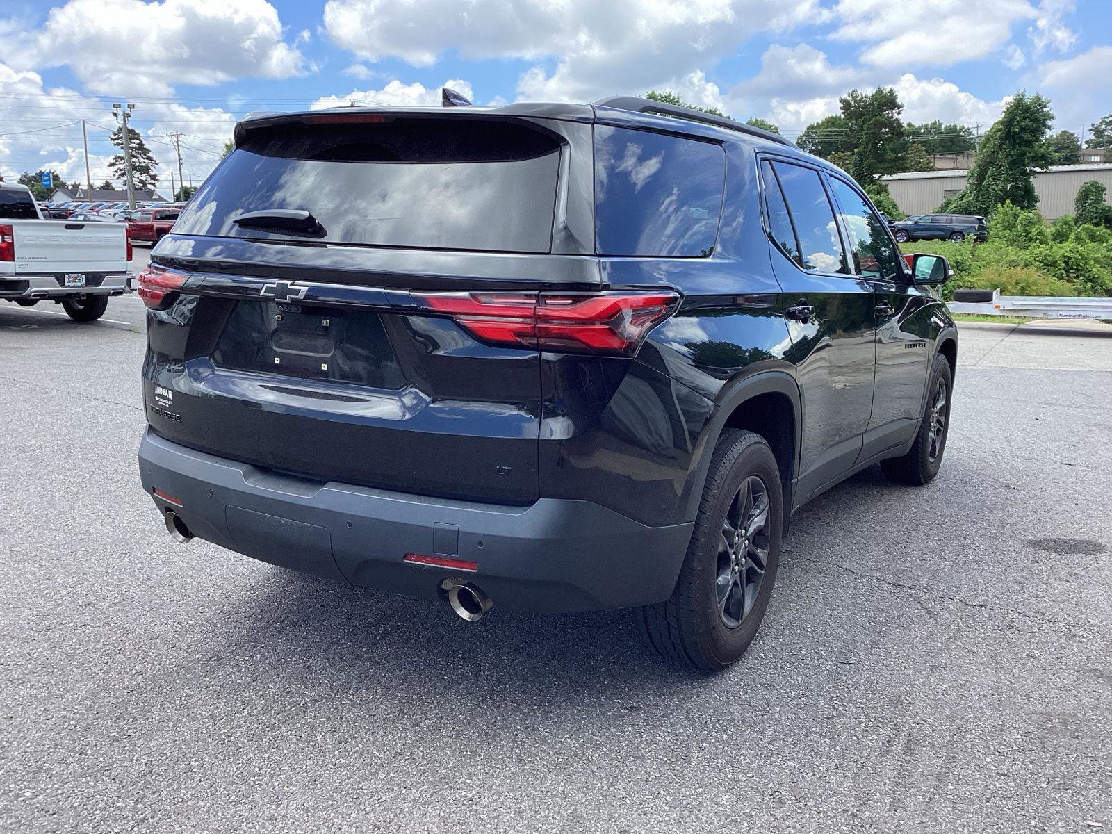 Used 2022 Chevrolet Traverse LT w/ Midnight/Sport Edition FWD image 4