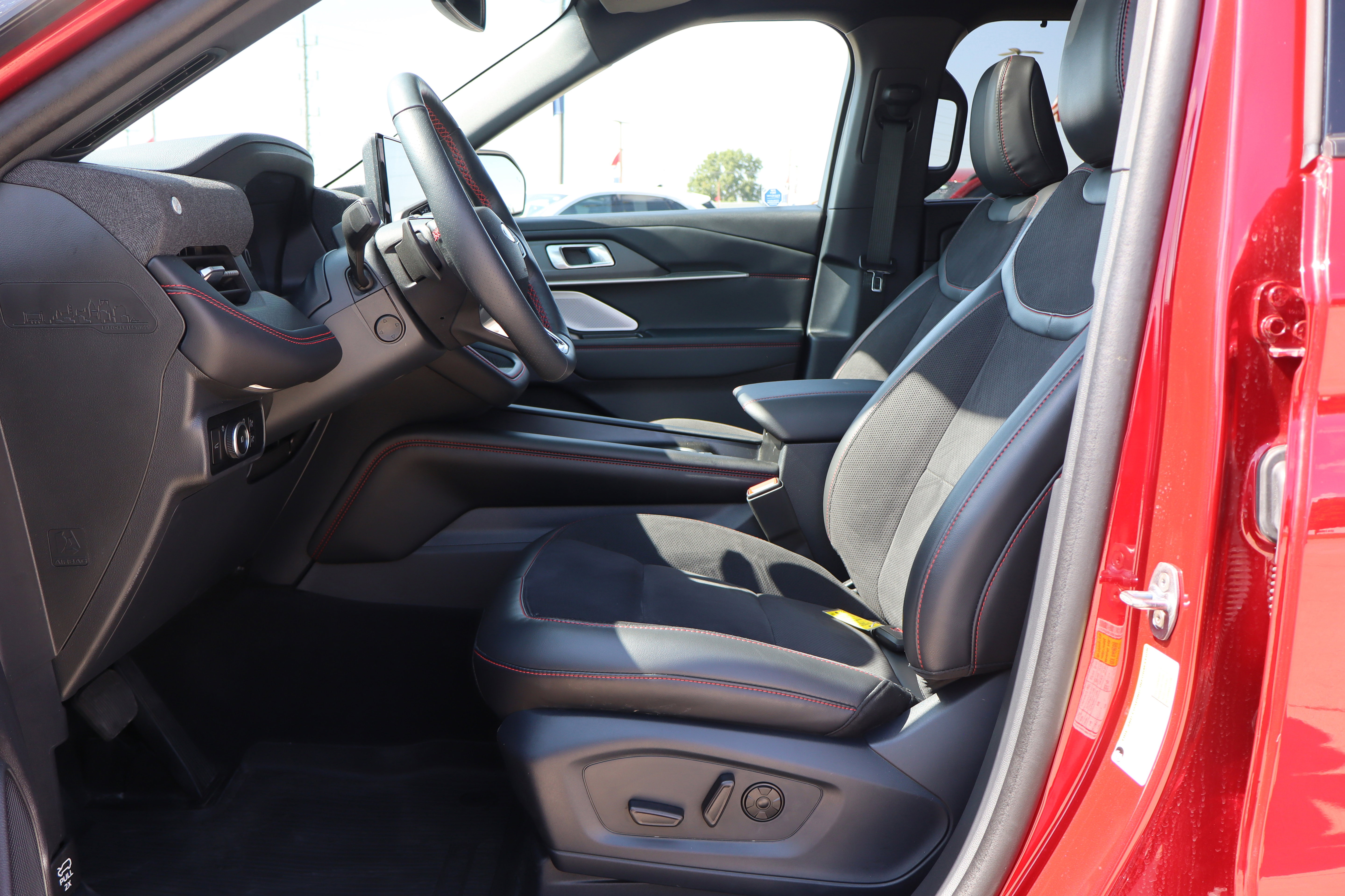 Used 2025 Ford Explorer ST image 10