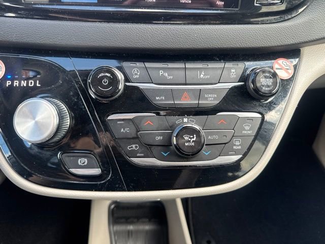 Used 2024 Chrysler Pacifica Touring-L FWD image 19