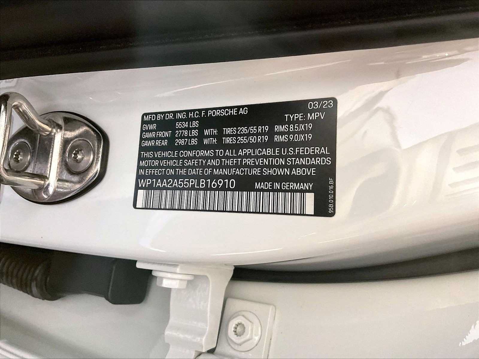 Certified 2023 Porsche Macan AWD/4WD image 36