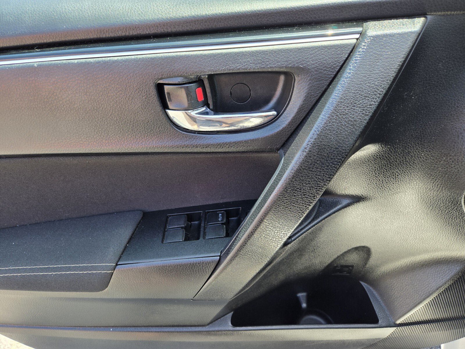 Used 2018 Toyota Corolla LE w/ Carpet Mat Package (TMS) FWD image 14