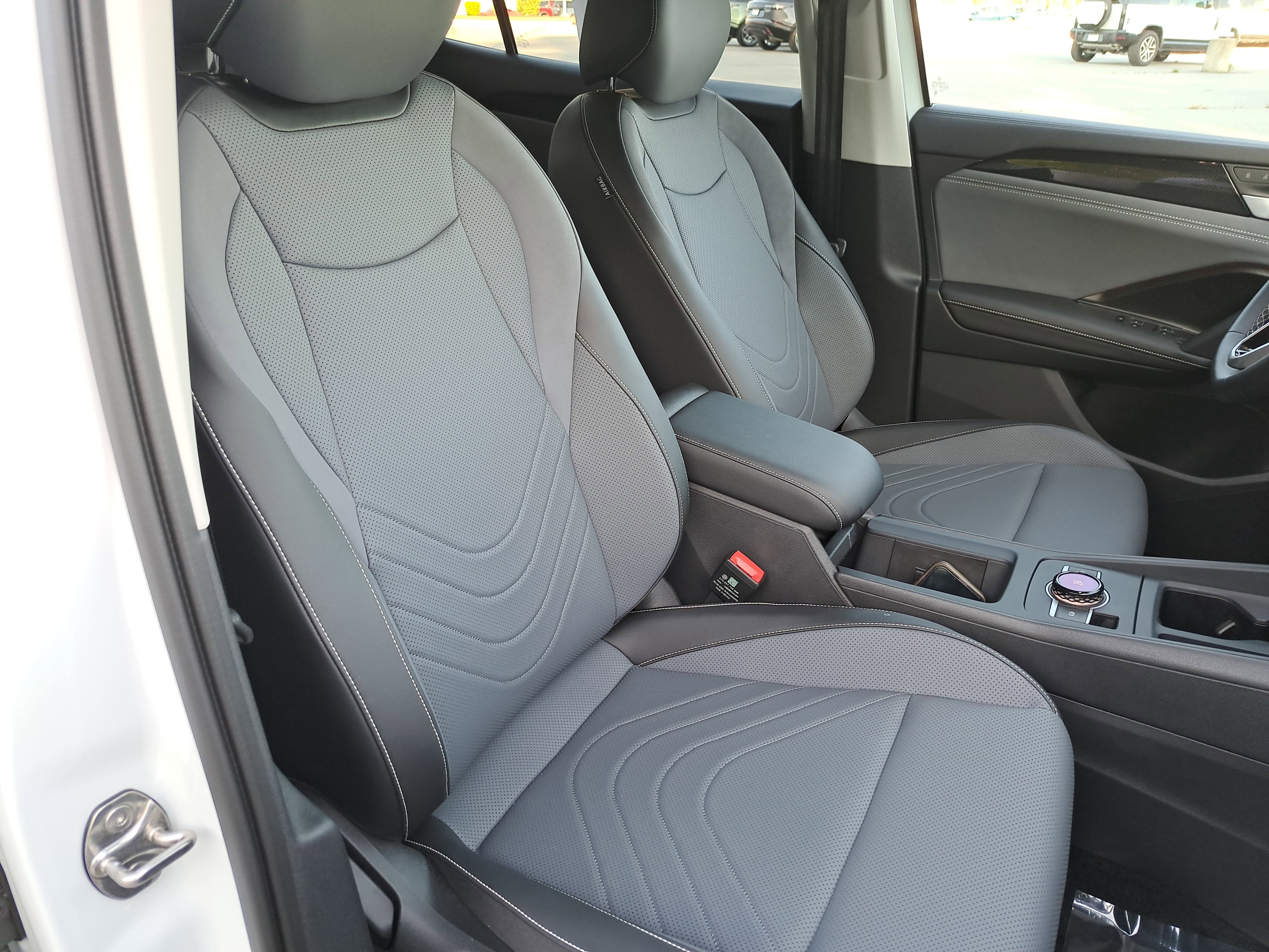 Used 2025 Volkswagen Tiguan SE AWD/4WD image 10