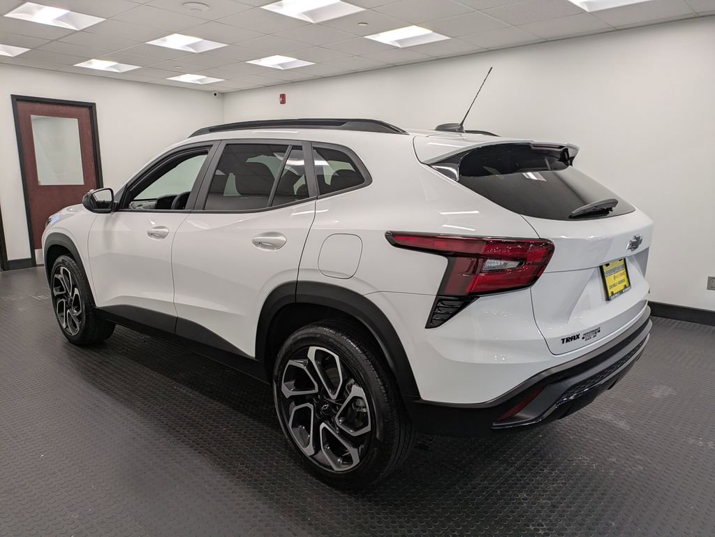 Used 2025 Chevrolet Trax RS w/ Driver Confidence Package image 6