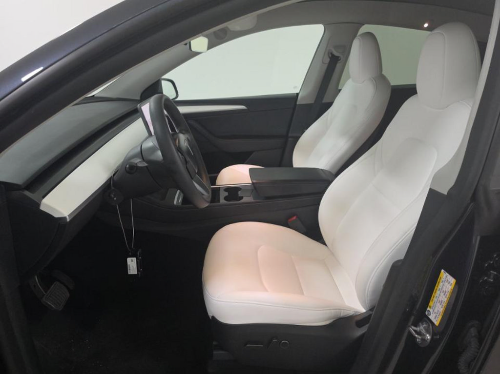 Used 2025 Tesla Model Y Long Range RWD image 4