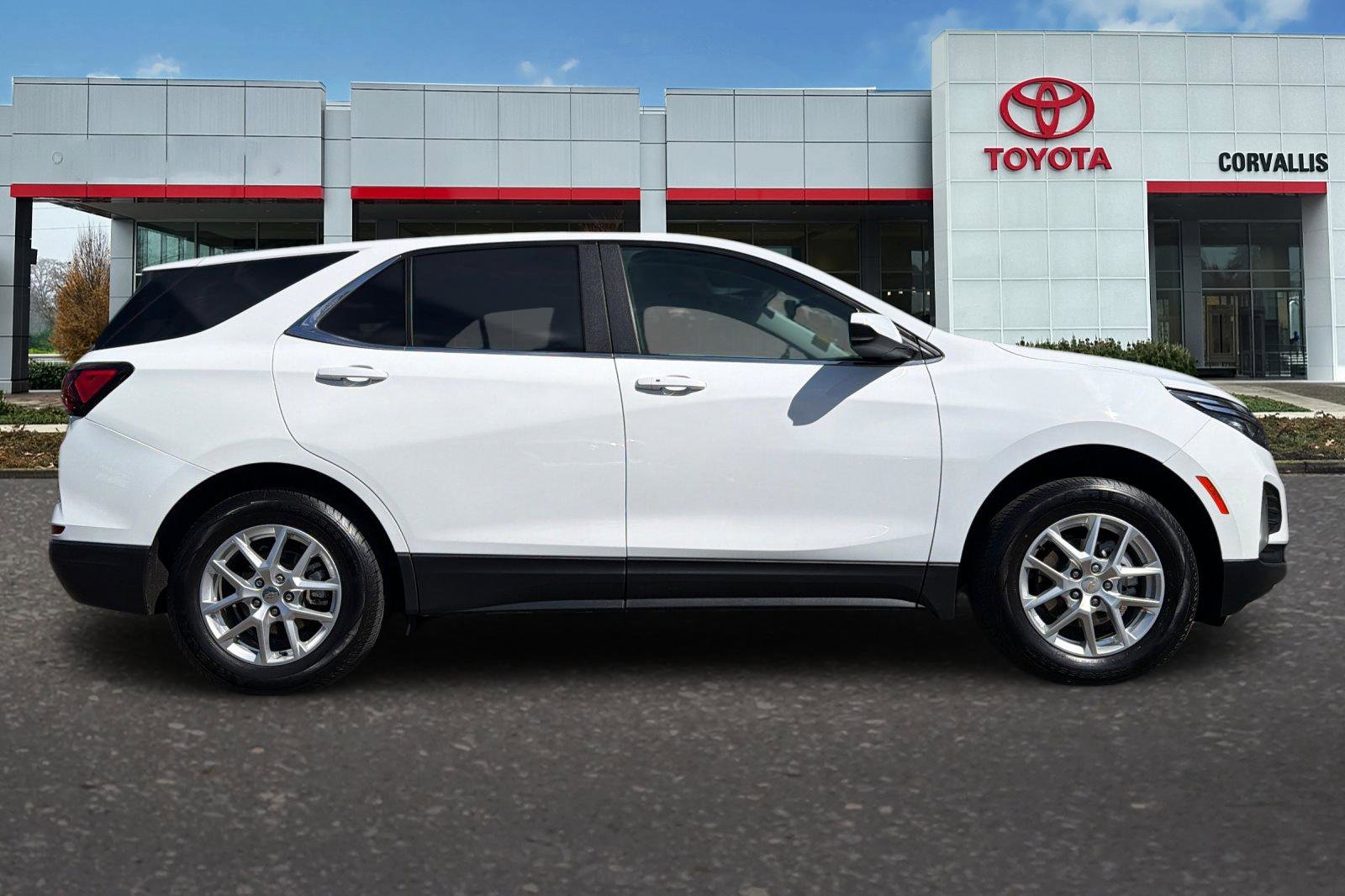 Used 2024 Chevrolet Equinox LT AWD/4WD image 3