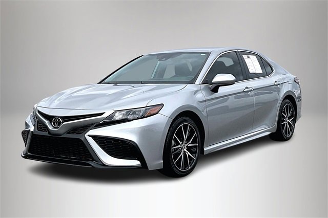 Used 2021 Toyota Camry SE image 2