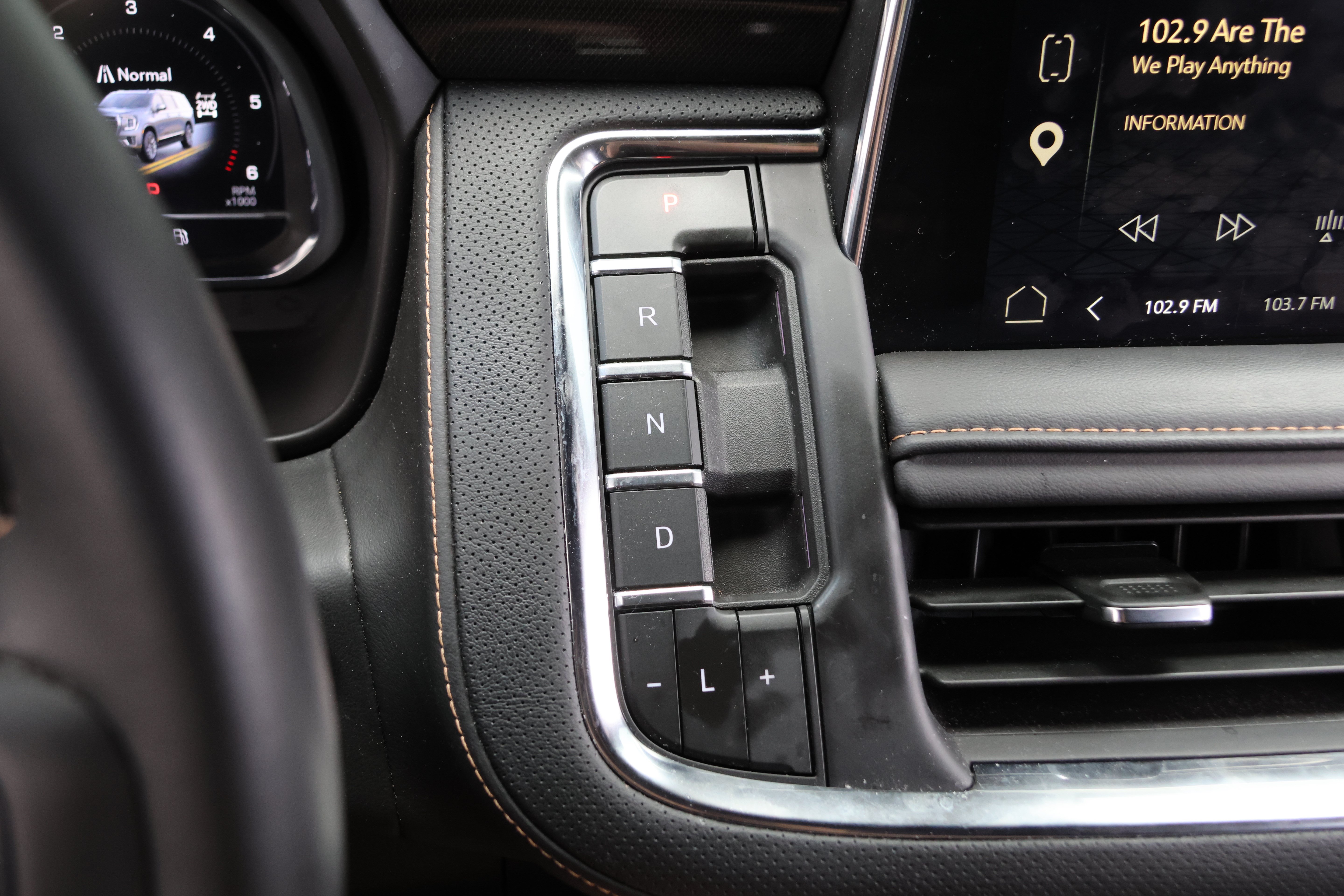 Used 2024 GMC Yukon AT4 w/ Technology Package AWD/4WD image 25